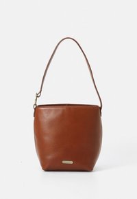 Hnědá kožená taška ve tvaru kbelíku s hladkou strukturou, jedním ramenním popruhem a kovovou značkovou destičkou na přední straně. Zaoblený tvar.