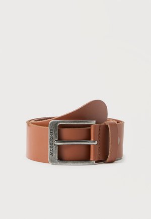 Pruun nahkvöö, mis on rulli keeratud ning varustatud hõbedase pandlaga, millele on graveeritud "JACK & JONES", valgel taustal.