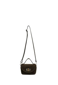 Petit sac bandoulière en daim marron foncé avec longue sangle réglable, poignée supérieure et boucle argentée sur le rabat avant.