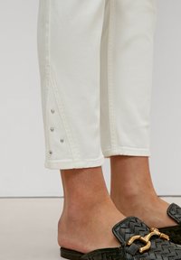 comma MIT APPLIKATION - Jeansy Slim Fit