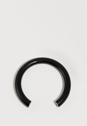 Bracciale circolare nero realizzato in materiale lucido, caratterizzato da una superficie liscia e un design aperto con estremità squadrate.