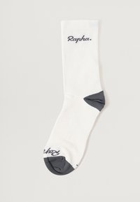 Hvide cykelsokker med grå hæl og tå; har mærkenavnet "Rapha" i mørke bogstaver på oversiden. Glat tekstur, atletisk design.