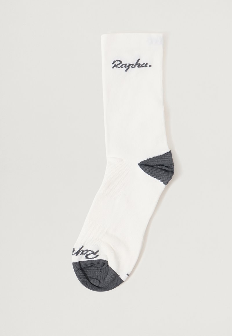 Hvide cykelsokker med grå hæl og tå; har mærkenavnet "Rapha" i mørke bogstaver på oversiden. Glat tekstur, atletisk design.