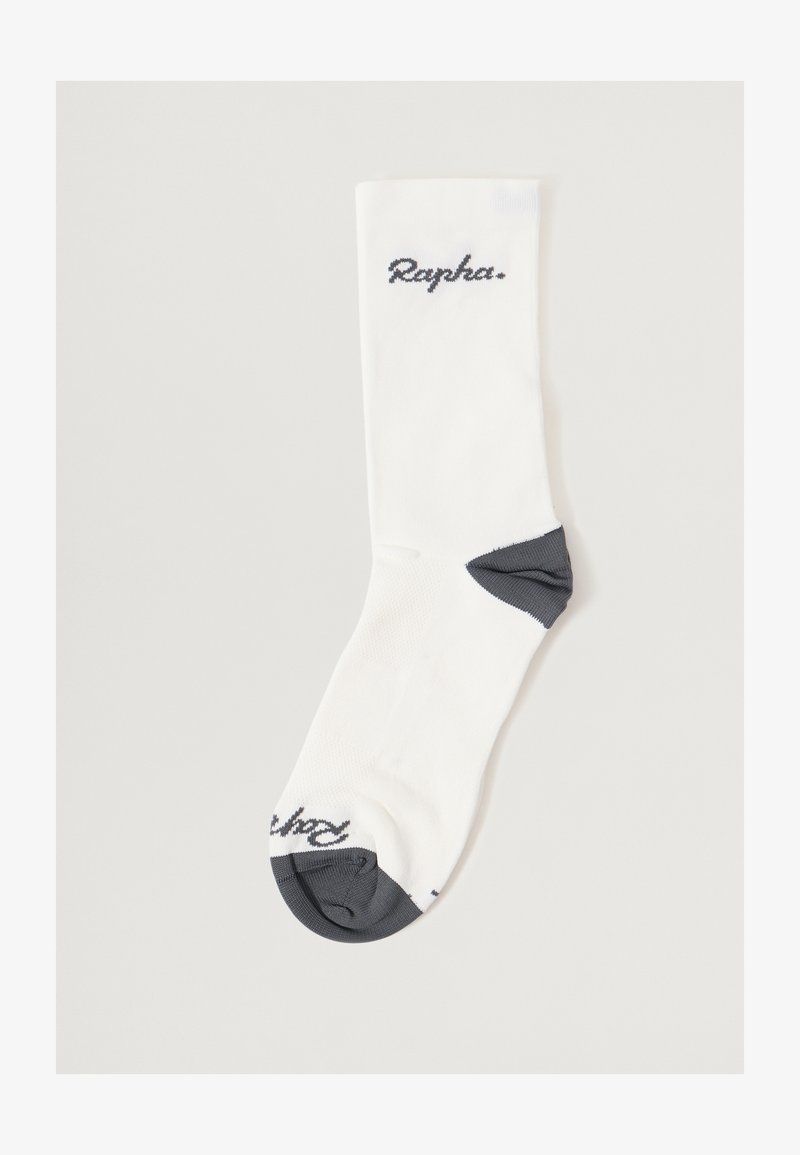 Hvide cykelsokker med grå hæl og tå; har mærkenavnet "Rapha" i mørke bogstaver på oversiden. Glat tekstur, atletisk design.