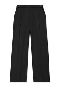 Fekete, bő szabású nadrág sima anyagból, elülső gyűrődésekkel, két gombbal a derékvonalnál és oldalsó zsebekkel.