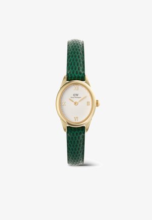 Gouden ovale horloge met witte gestructureerde wijzerplaat, gouden Romeinse cijfers en groene gestructureerde leren band van Daniel Wellington.