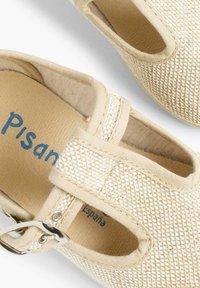 Zapatos de tela tejidos en color beige con estilo Mary Jane, que cuentan con una correa ajustable y un suave forro interior. Nombre de la marca impreso en el interior.