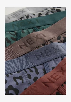 Neli paari lühikesi pükse, millel on elastsed vööd halli, rohelise, pruuni ja sinise tooni vahel, igaühel on selgelt kirjas brändinimi "NEXT".