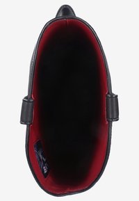 Bolso de mano de cuero negro con un exterior liso, forro de tela roja y parte superior abierta. Incluye dos asas laterales y una pequeña etiqueta interior.