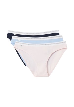 Set di biancheria intima in cotone composto da tre paia: rosa, azzurro chiaro e blu navy, ciascuno con un elastico bianco etichettato "LACOSTE." Texture liscia.