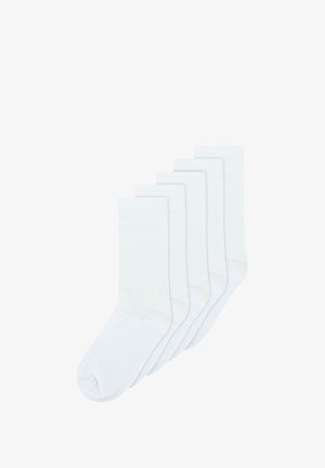 Fünf Paar schlichte weiße Knöchelsocken, die fächerförmig auf einem weißen Hintergrund angeordnet sind.