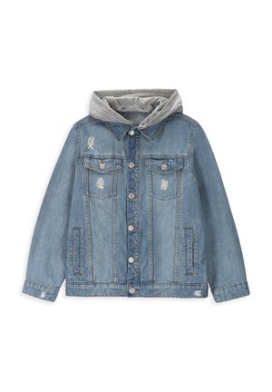 Chaqueta vaquera azul claro con detalles desgastados, cierre frontal con botones, dos bolsillos en el pecho, bolsillos laterales y capucha de tela gris incorporada.