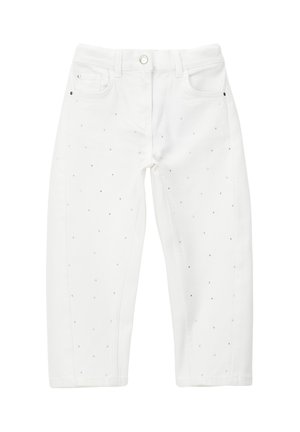 Jeans de mezclilla blanca con pequeños remaches plateados dispersos, cierre frontal con botones, trabillas para cinturón y diseño de cinco bolsillos.