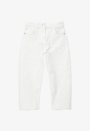 Jeans de mezclilla blanca con pequeños remaches plateados dispersos, cierre frontal con botones, trabillas para cinturón y diseño de cinco bolsillos.