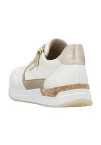 Sneaker bianco con finitura in pelle texturizzata, dettaglio con zip dorata, accenti in suede beige e una suola intermedia con motivo sughero. Collo morbido imbottito.