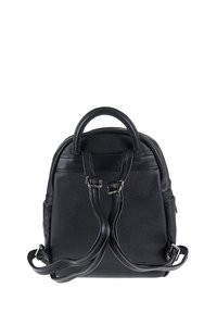 Zwarte leren rugzak met een gestructureerde textuur, dubbele bovenhandvaten, verstelbare schouderbanden en een hoofdcompartiment met rits.