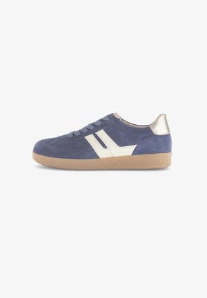 Navyblauwe suède sneaker met een getextureerde gumzool, crèmekleurige accenten en een metallic gouden hiel. Voorzien van platte veters en twee zijstrepen.