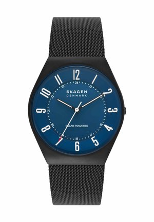 Schwarze Mesh-Armbanduhr mit blauem Zifferblatt, weißen Stundenmarkierungen, drei Zeigern und dem Schriftzug „Skagen Denmark Solar Powered“ auf dem Zifferblatt.