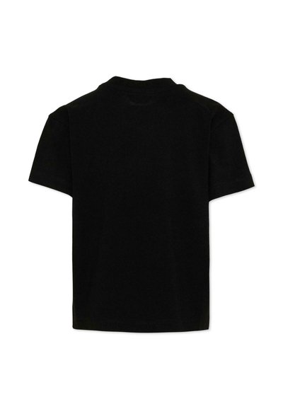 Maglietta nera a maniche corte con scollo a girocollo vista da dietro su sfondo bianco.