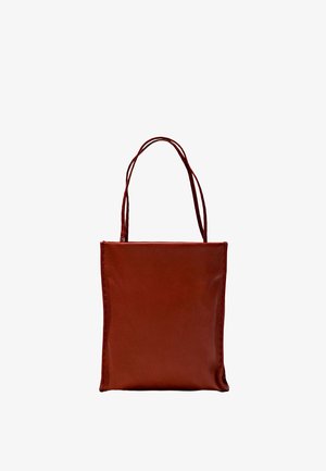 Braune, rechteckige Ledertasche mit doppelten dünnen Henkeln, vor weißem Hintergrund. Keine sichtbaren Logos oder Verzierungen.