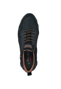 Schwarzer Lederschuh mit braunen Schnürsenkeln, runder Spitze und gepolstertem Kragen. Mit einem Logo auf der Zunge und einer Schlaufe an der Ferse. Größe 42.