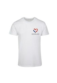 Hvid bomulds T-shirt med korte ærmer, der har et rødt, hvidt og blåt hjerteemblem og ordet "NEDERLAND" i sort nedenfor.