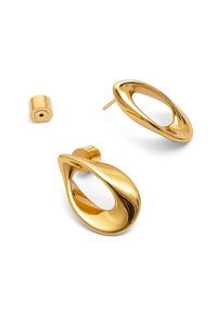 Pendientes de metal color oro en forma de gota fluida con un centro abierto, incluyen un brillante botón redondo y su respaldo. Textura suave y brillante.