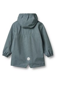 Vattentålig jacka i en dämpad teal färg, med huva, elastiska muddar och en logotyp patch på baksidan. Tillverkad av ett slätt tyg.