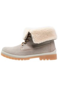 Beige Wildleder-Ankle-Boot mit cremefarbenem Kunstfellbund, braunen Schnürsenkeln und Gummisohle. Seitliche Nahtdetails und Logo an der Ferse.