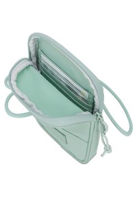 Portafoglio verde menta realizzato in tessuto testurizzato, con chiusura a zip, scomparti interni per carte e un cinturino da polso per il trasporto facile.