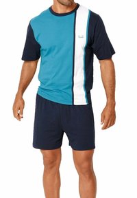 Heren sportoutfit met een turquoise en marineblauw T-shirt met korte mouwen en een witte accent, gecombineerd met marineblauwe shorts, gemaakt van zachte stof.