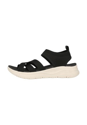 Zwarte sandaal met open tenen, gebreide bovenkant, drie bandjes, hiellus en dikke witte textuursandalen zool, ontworpen voor comfort en casual gebruik.