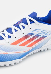 adidas Performance F50 CLUB TF - Kopačky na umělý povrch - footwear white/solar red/lucid blue