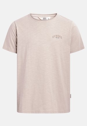 Šviesiai smėlio spalvos trumpomis rankovėmis marškinėliai iš minkštos medžiagos, su subtiliu „ECHOES“ logotipu ant krūtinės ir klasikinio apvalaus kaklo.