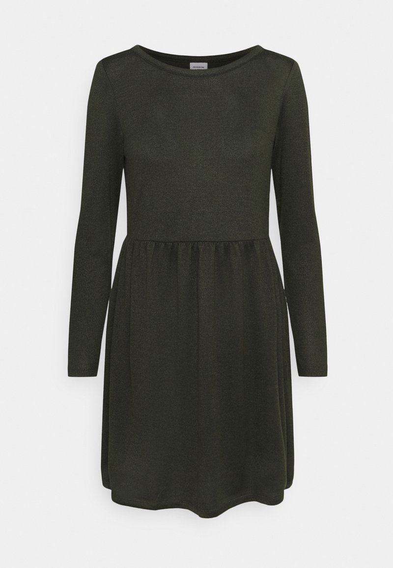 Abito lungo a maniche lunghe di colore verde scuro con scollatura tonda, gonna a campana e tessuto strutturato. Design semplice, lunghezza al ginocchio, senza motivi visibili o accessori.