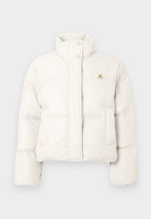 Casaco puffer branco corto com gola alta, fecho de botão de pressão, bolsos laterais e uma pequena aba decorativa no peito.