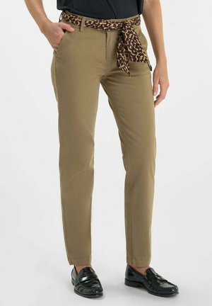 Pantalon khaki ajusté avec une ceinture à imprimé léopard. Le tissu est lisse avec un léger éclat, et l'ourlet se trouve au-dessus de la cheville.