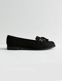 Mocasines de ante negro con suela plana, un acento de lazo y una pieza de hardware decorativa en la parte frontal. Textura suave sin patrones.