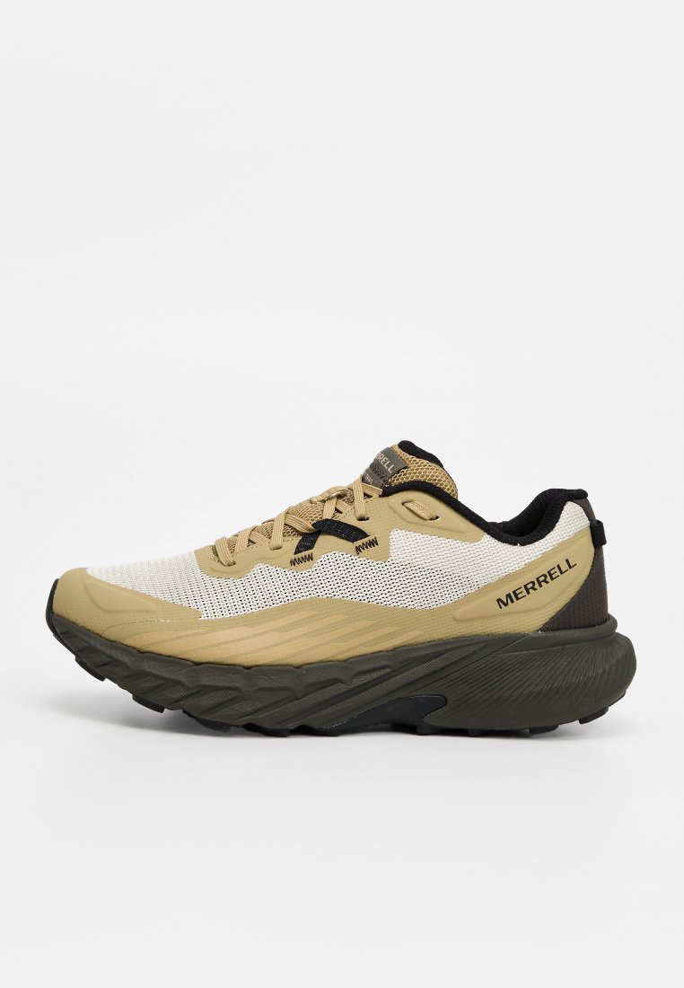 Zapatilla deportiva Merrell en beige y blanco con detalles en negro, suela texturizada, parte superior de malla y cierre de cordones, mostrada de lado sobre un fondo blanco.