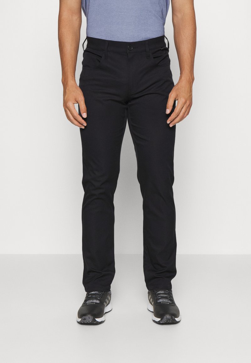 Schwarze Slim-Fit-Hose aus einem glatten Stoff mit Knopfverschluss. Verfügt über Fronttaschen und ein modernes, maßgeschneidertes Design.