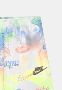 Nike-shorts i lättviktstyg har en vit bas med färgglada, abstrakta mönster i blått, grönt, orange och rosa. Svart logotypdetalj.