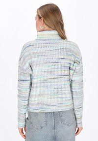 Gebreide trui in pastelkleuren met een hoge kraag, voorzien van een textuurpatroon. Het ontwerp heeft een cropped pasvorm en lange mouwen.