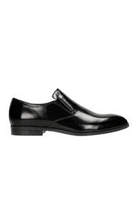 Černá kožená slip-on obuv s lesklým povrchem, zaoblenou špičkou a minimálními švy po stranách. Plná gumová podrážka.