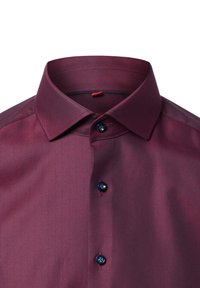 Camicia da uomo bordeaux con motivo a spina di pesce, bottoni blu e colletto classico a punta.