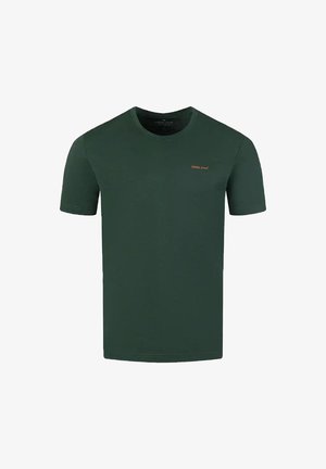 Zielona koszulka z krótkim rękawem wykonana z bawełny, z dekoltem okrągłym i małym pomarańczowym logo po lewej stronie. Gładka tekstura i dopasowany krój.