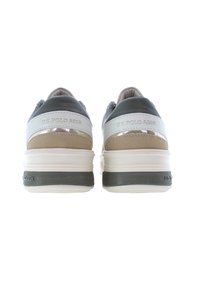 Sneakers i en blandning av grått, beige och vitt läder med en glänsande accent, texturerad sula och präglad logotyp på hälen.