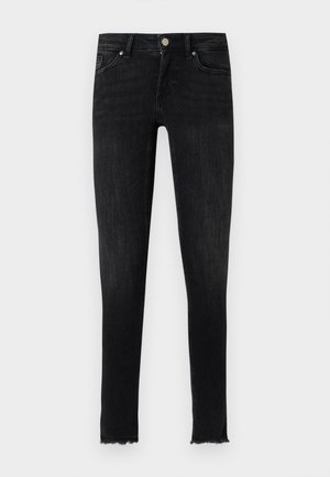 Jean skinny noir en denim, avec un ourlet effiloché, des poches avant et une fermeture à bouton à la taille. La texture semble lisse.