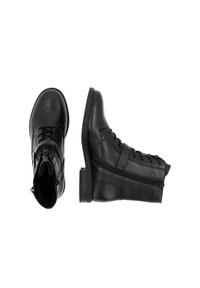 Schwarze Leder-Ankle-Boots mit runder Zehenpartie, Schnürung vorne, seitlichem Reißverschluss, strukturierten Einsätzen und flacher Sohle.