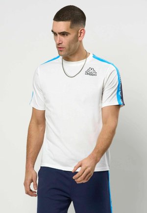 Valge lühikeste varrukatega T-särk siniste õlaaktsentidega ja Kappa logoga. Kangas näib sile; disainis on ümmargune kaelus.