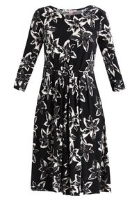 Robe à imprimé floral noir et blanc avec des manches trois-quarts, un col rond, une taille cintrée et une jupe fluide. Fabriquée en tissu doux.